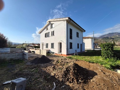 Foto Villa bifamiliare a Capannori Marlia di 140 m² con 6 locali in vendita