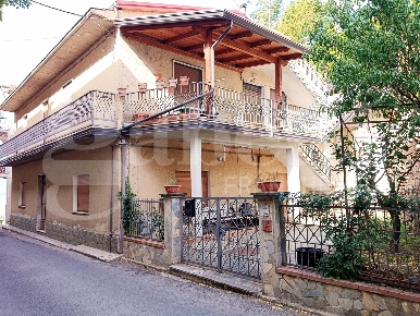 Foto Casa indipendente in Via S. Leo 124, Luzzi Centro di 270 m² in vendita