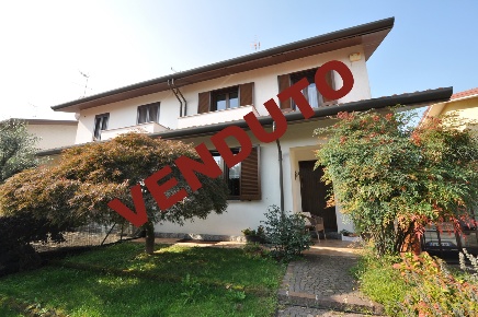 Foto Villa a schiera a Mesero di 160 m² con 4 locali in vendita