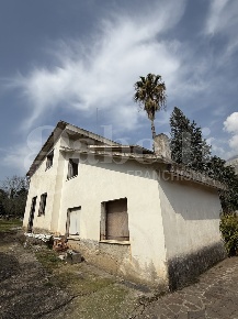 Foto Rustico in Via Via Rapellucci 12, Formia di 146 m² con 3 locali