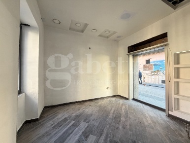 Foto Negozio in Via Roma 8, Mugnano di Napoli Centro di 30 m² con 1 locali