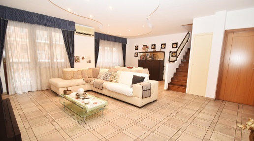 Foto Appartamento in Via Domenico Aragno, Settimo Torinese di 185 m²