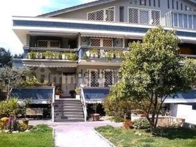 Foto Villa unifamiliare in Via Eschilo 54, Roma Axa di 500 m² con 7 locali