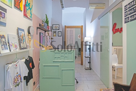 Foto Locale commerciale a Mariano Comense Centro di 65 m² con 2 locali