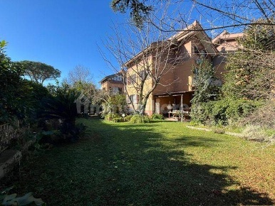 Foto Villa unifamiliare in Via Sofocle 152, Roma Axa di 265 m² con 7 locali