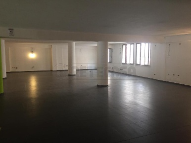 Foto Locale commerciale a Mazara del Vallo Centro di 400 m² con 4 locali