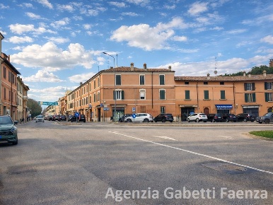 Foto Negozio in CORSO MAZZINI, Faenza di 1 m² con 4 locali in vendita
