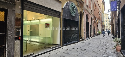 Foto Negozio in Via Pia, Savona Centro Storico di 200 m² con 3 locali