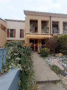 Foto Villa a schiera in via zerrate, Calcinate di 163 m² con 6 locali