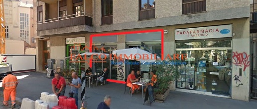 Foto Negozio in Via Edmondo De Amicis, Milano Corso Genova di 90 m²