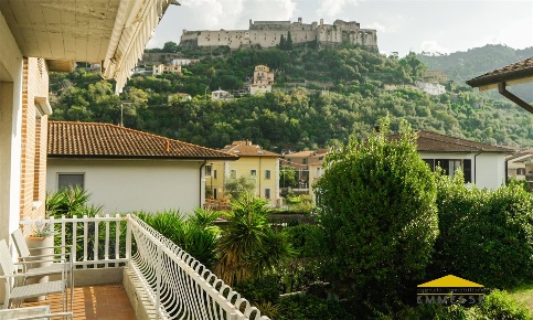 Foto Appartamento a Massa Centro di 120 m² con 5 locali in vendita