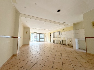 Foto Locale commerciale a Viareggio Torre del Lago di 150 m² con 3 locali