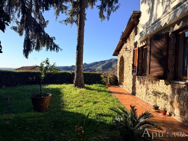 Foto Villa bifamiliare a Massa Centro di 300 m² con 7 locali in vendita