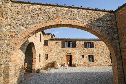 Foto Casale a Monteriggioni di 569 m² con 12 locali in vendita
