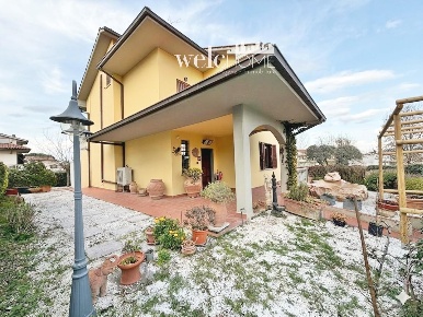 Foto Villa unifamiliare a Poggio a Caiano Centro di 234 m² con 8 locali