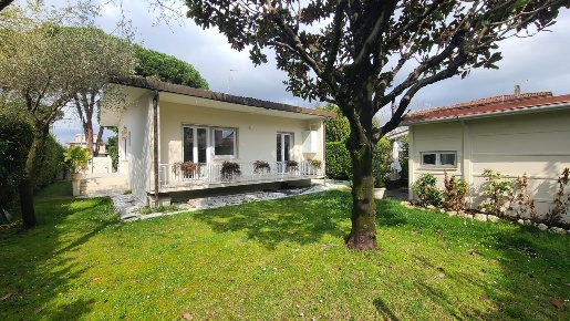 Foto Casa indipendente a Forte dei Marmi Centro di 110 m² con 5 locali