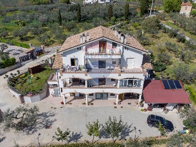 Foto Villa unifamiliare a Città Sant'Angelo di 475 m² con 19 locali