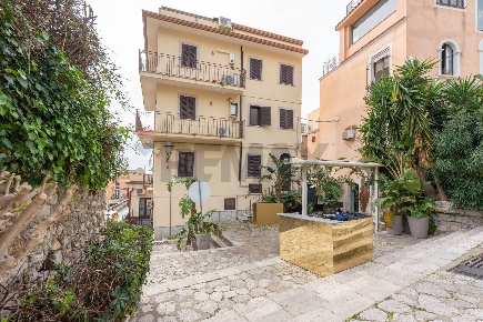 Foto Casa indipendente in Piazza del Carmine 7, Taormina Centro di 260 m²