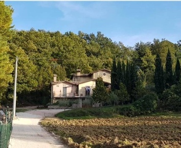 Foto Villa unifamiliare in Via Della Ripa, Gubbio di 260 m² con 4 locali