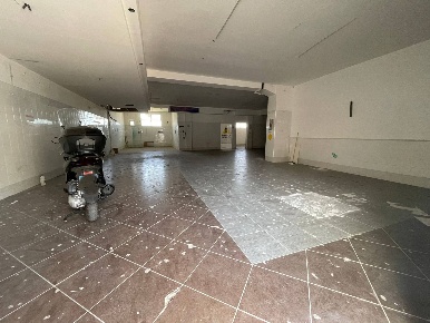 Foto Negozio in Via Libertà 394, Maddaloni Centro di 340 m² con 5 locali
