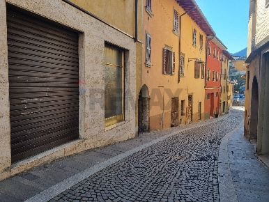 Foto Locale commerciale a Vertova Centro di 145 m² con 4 locali in vendita