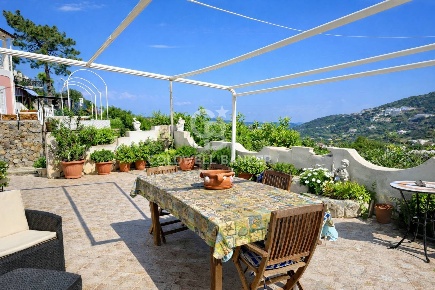 Foto Villa unifamiliare in Via Sottocampo Inglese, Ponza Le Forna di 189 m²