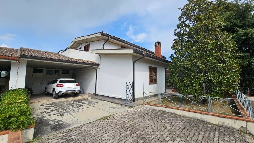 Foto Villa unifamiliare a Teramo di 300 m² con 7 locali in vendita