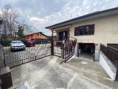 Foto Villa unifamiliare in VIA ROSSINI, Cassano Magnago di 233 m²