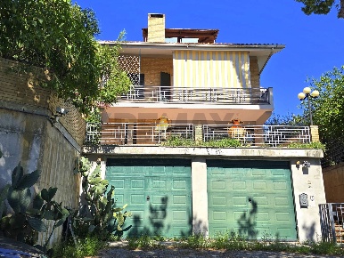 Foto Casa indipendente a Recanati Centro di 350 m² con 8 locali in vendita
