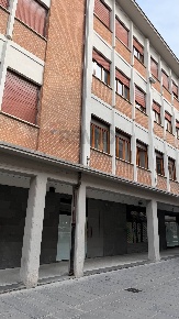 Foto Negozio in Via Umberto I 47, Foligno Centro Storico di 230 m²