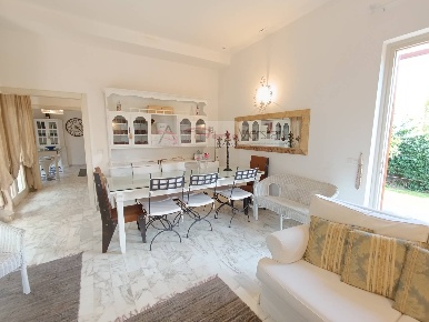 Foto Villa unifamiliare a Forte dei Marmi Centro di 167 m² con 9 locali