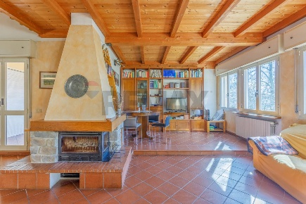 Foto Appartamento in Via Ghiarda 20/1, Reggio nell'Emilia di 181 m²