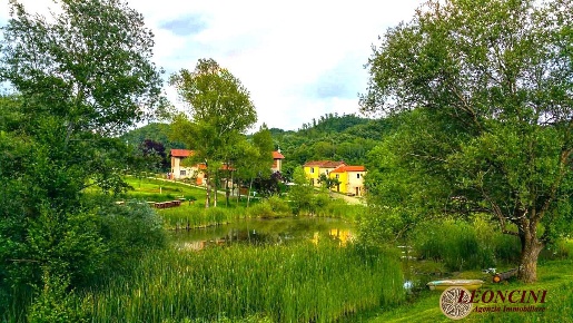 Foto Rustico in Via Molesana, Licciana Nardi di 470 m² con 18 locali