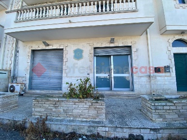 Foto Negozio in Via DEL MARE 7, Leporano Centro di 165 m² con 8 locali