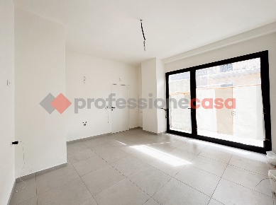 Foto Negozio in Via Migliavacca snc, Milazzo Centro di 70 m² con 3 locali