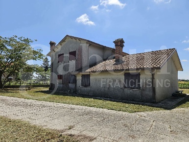 Foto Villa singola a Mesola Santa Giustina di 270 m² con 7 locali