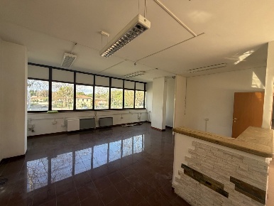Foto Ufficio in Viale dello stadio 77, Terni Centro di 230 m² con 7 locali