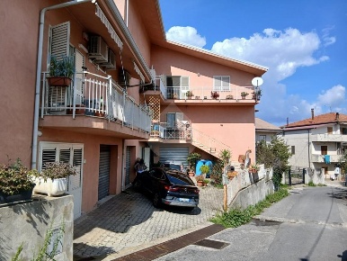 Foto Appartamento in Via Parini, Marano Marchesato di 125 m² con 5 locali