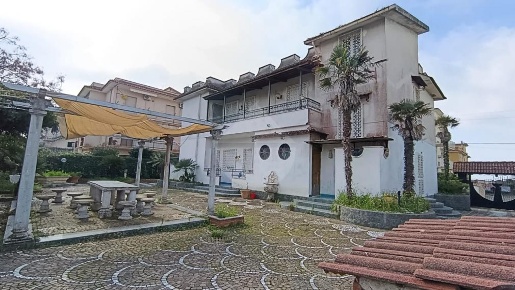 Foto Villa unifamiliare in VIA CRISTOFORO COLOMBO, Minturno di 300 m²