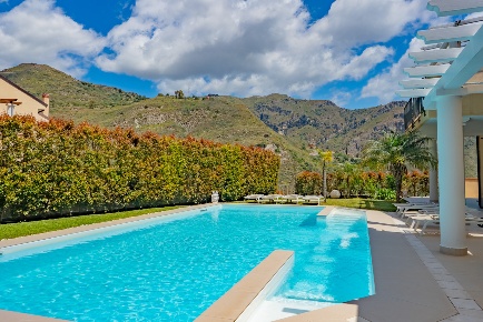 Foto Villa unifamiliare in Contrada Mastrissa, Taormina di 370 m²
