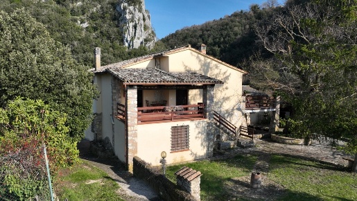 Foto Casale in Via di Carnano 8, Montecchio di 350 m² con 15 locali