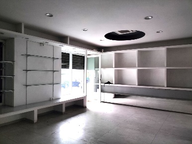 Foto Locale commerciale in Piazza dei Mirti 16, Roma Centocelle di 65 m²