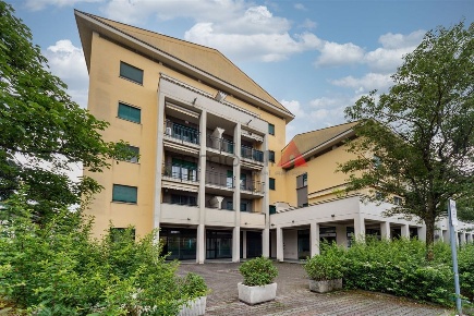 Foto Negozio a Brugherio di 185 m² con 6 locali in vendita