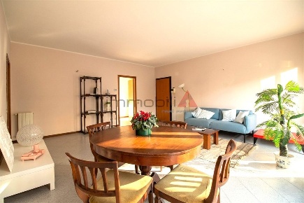 Foto Appartamento in via Monterosa, Carugate di 120 m² con 3 locali
