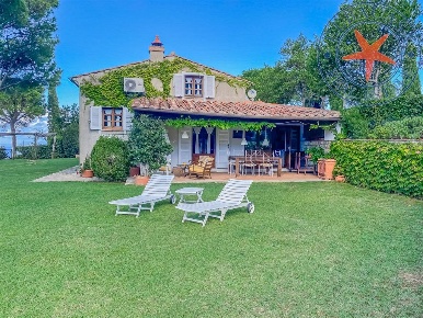 Foto Villa unifamiliare a Marciana Marina di 110 m² con 7 locali in vendita