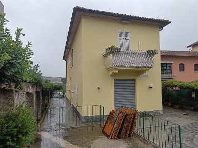 Foto Locale commerciale a Como Camerlata - Rebbio di 175 m² con 4 locali