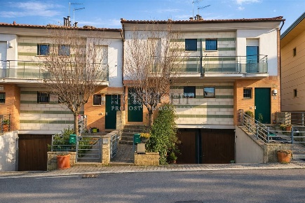 Foto Villa a schiera in via losi, Asciano di 114 m² con 6 locali in vendita