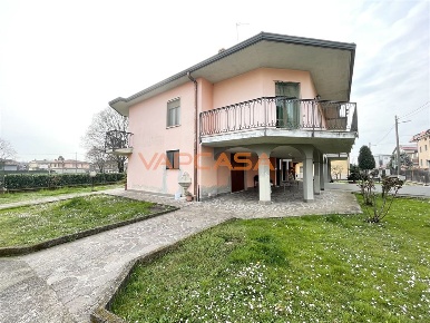 Foto Appartamento in VIA DE GASPERI, Morengo Centro di 276 m² con 4 locali