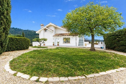 Foto Villa unifamiliare in Strada Ciosa, Imperia di 342 m² con 16 locali