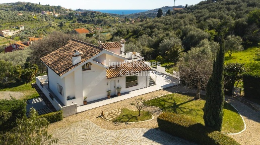 Foto Villa unifamiliare in Strada Ciosa, Imperia di 342 m² con 16 locali